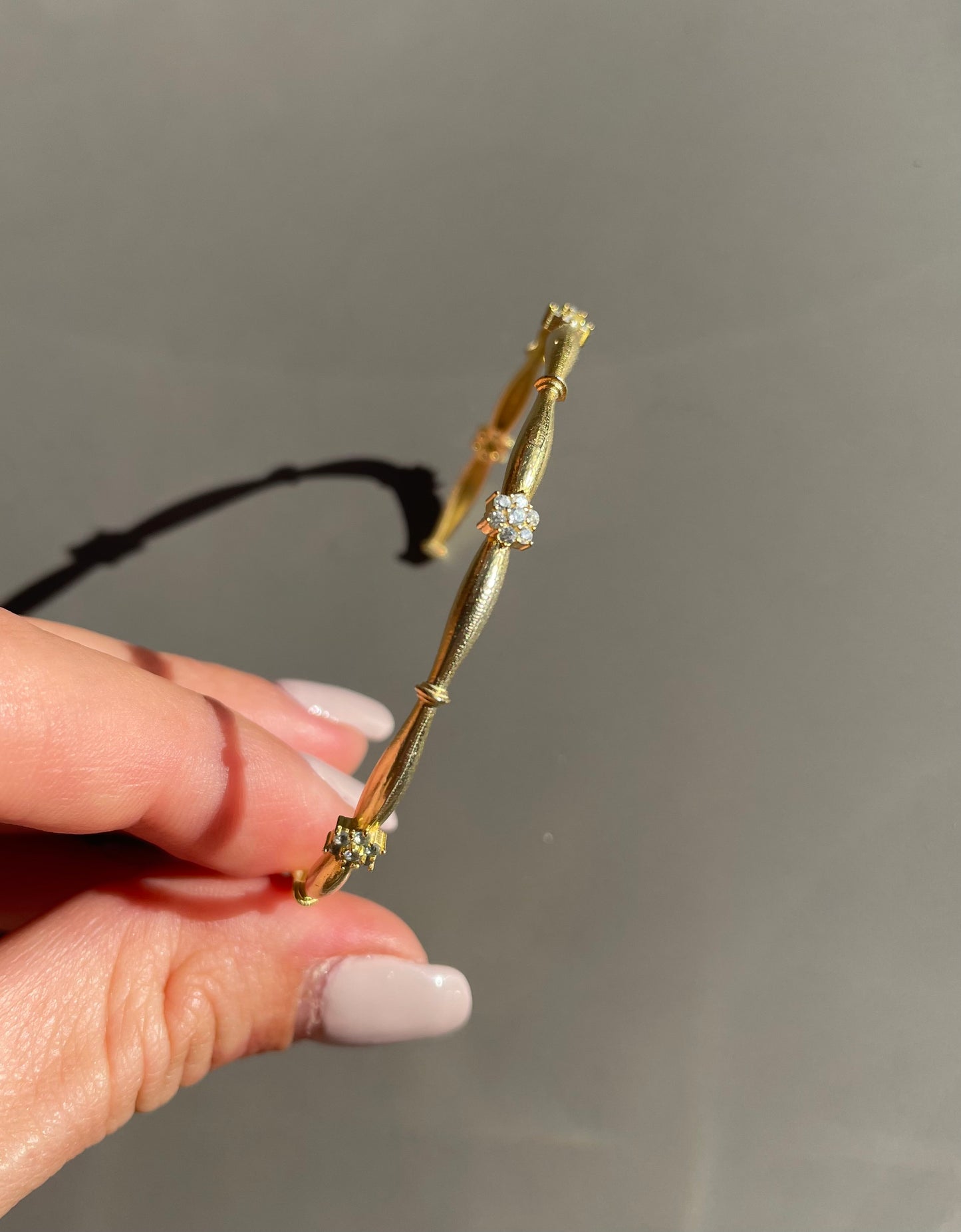 925 Gümüş | Çiçek Detaylı Taşlı İnce Kelepçe Bileklik