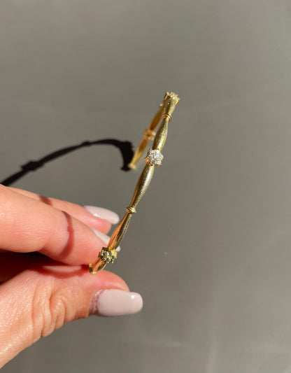 925 Gümüş | Çiçek Detaylı Taşlı İnce Kelepçe Bileklik