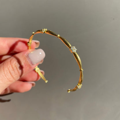 925 Gümüş | Çiçek Detaylı Taşlı İnce Kelepçe Bileklik